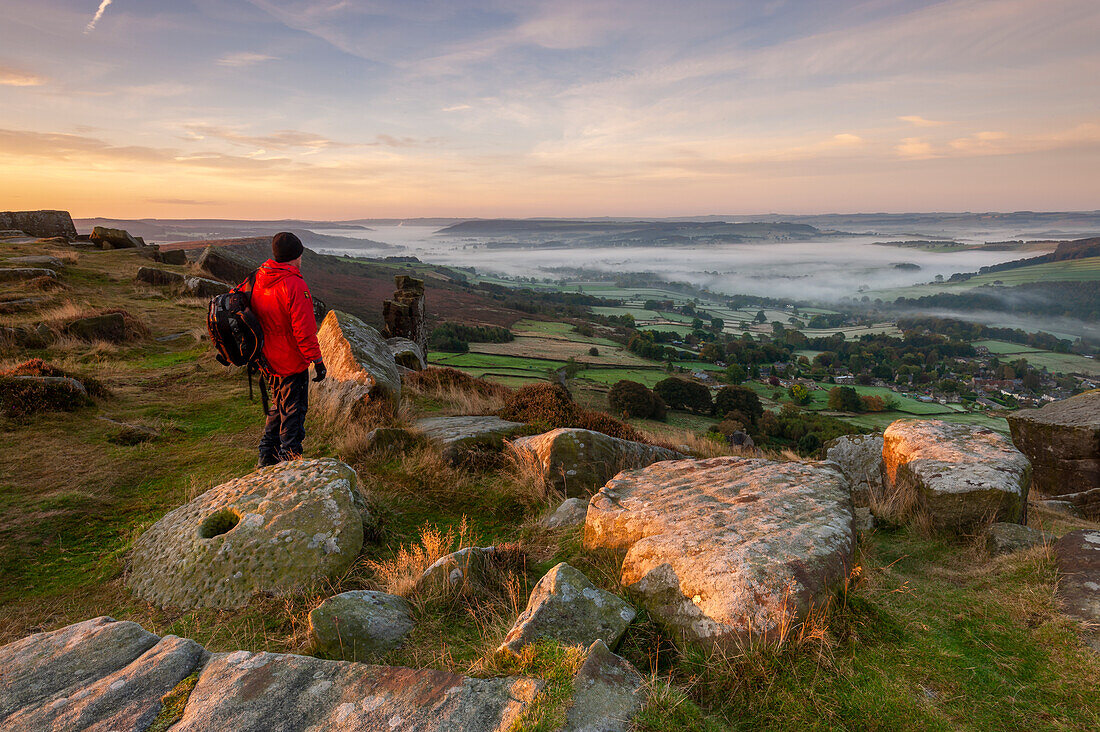 Männliche Walker stehend auf Curbar Edge, Peak District, Derbyshire, England, Vereinigtes Königreich, Europa