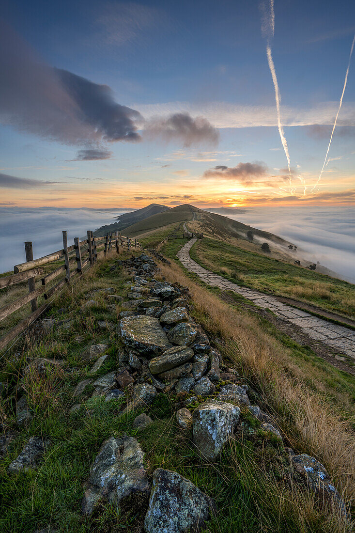 Losehill and Great Ridge with rolling mist in Edale Valley, Derbyshire, England, United Kingdom, Europe