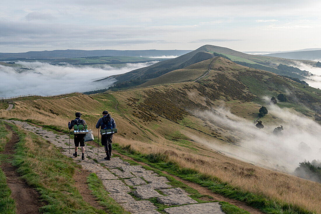 Wanderer auf The Great Ridge mit Cloud-Inversion, Edale, The Peak District, Derbyshire, England, Vereinigtes Königreich, Europa