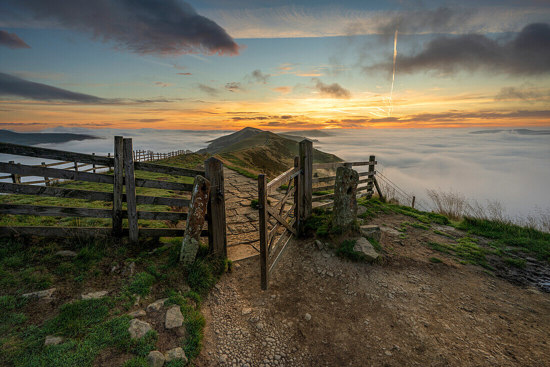 Das Tor zum Great Ridge und Losehill mit Cloud-Inversion, Edale, The Peak District, Derbyshire, England, Vereinigtes Königreich, Europa