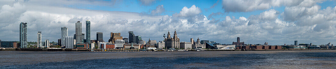 Panoramablick auf die Waterfront von Liverpool, Liverpool, Merseyside, England, Vereinigtes Königreich, Europa