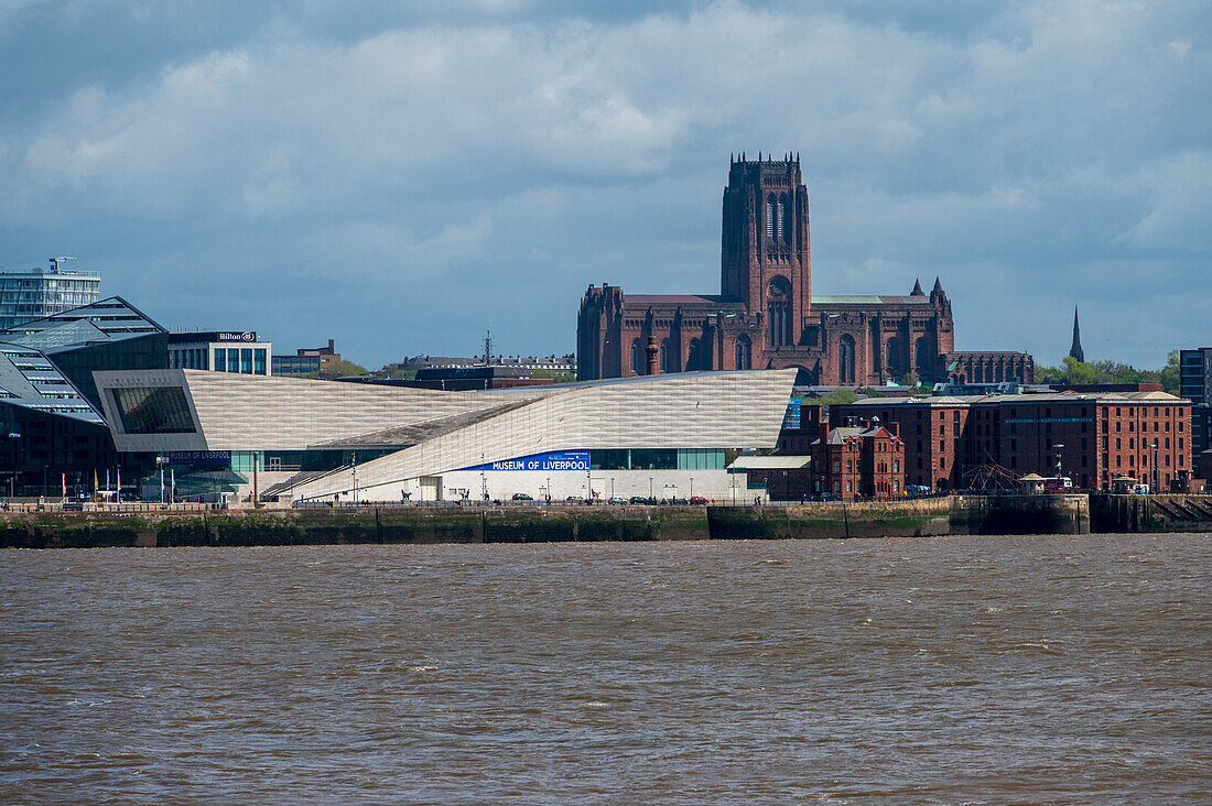 Das Museum of Liverpool und die anglikanische Kathedrale, Liverpool, Merseyside, England, Vereinigtes Königreich, Europa