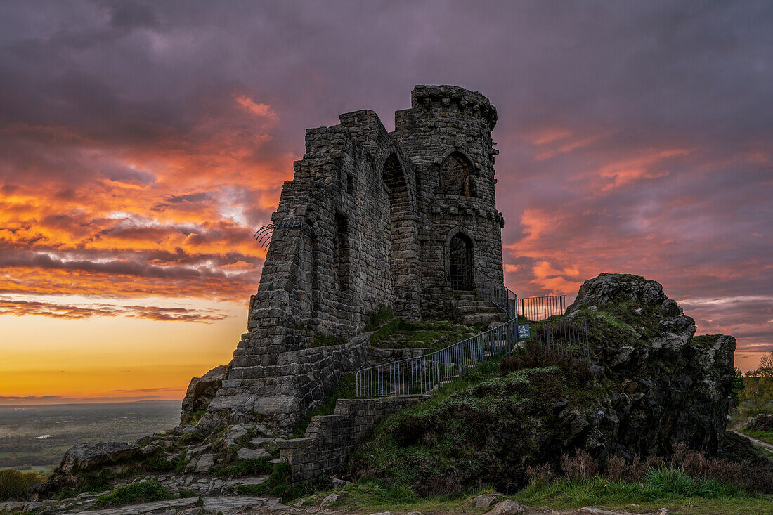 Dramatischer Sonnenuntergang am Mow Cop Castle, Grenze zwischen Staffordshire und Cheshire, England, Vereinigtes Königreich, Europa