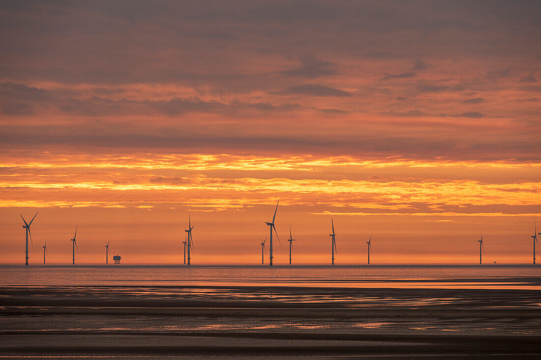 Offshore-Windpark bei Sonnenuntergang, New Brighton, Cheshire, England, Vereinigtes Königreich, Europa