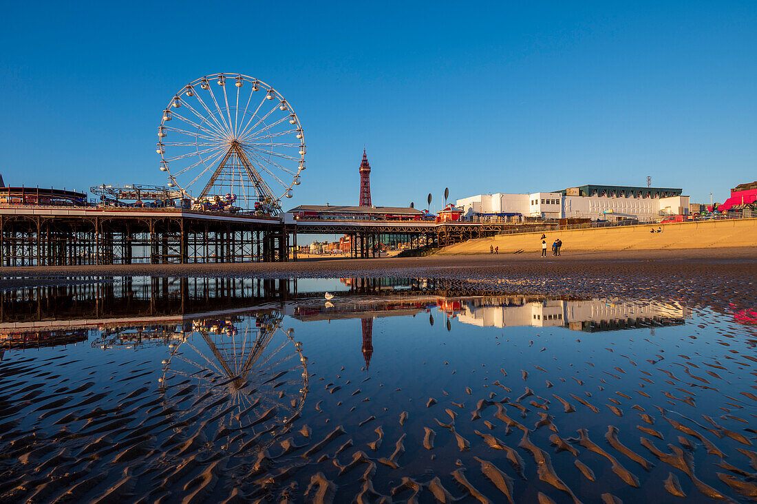 Blackpool Beach mit Spiegelungen des Riesenrads und Blackpool Tower, Blackpool, Lancashire, England, Vereinigtes Königreich, Europa