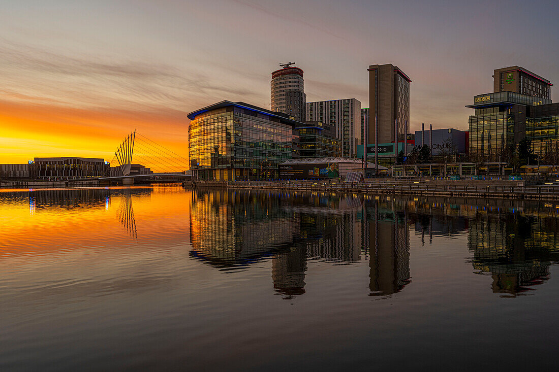Sonnenuntergang am Salford Quays und Media City, Salford, Manchester, England, Vereinigtes Königreich, Europa