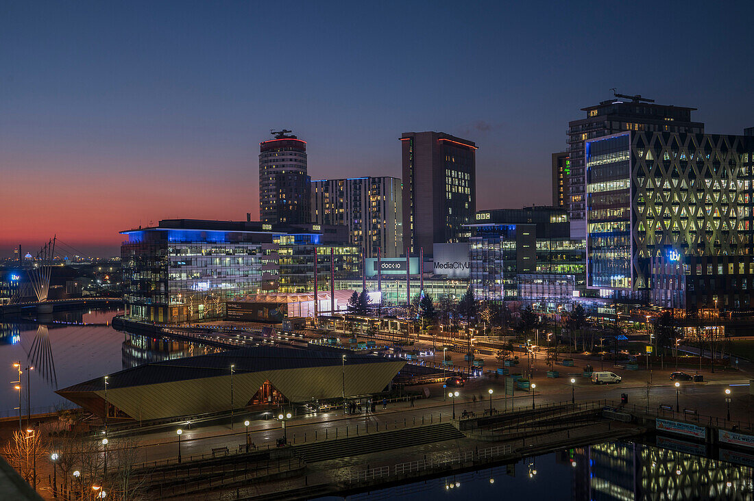 MediCityUK in der Abenddämmerung Salford Quays, Manchester, England, Vereinigtes Königreich, Europa