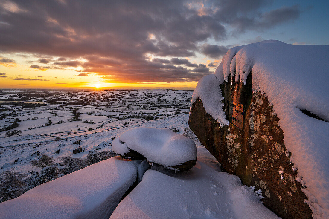 Snow scene at the Roaches with amazing sunset, The Roaches, Staffordshire, England, United Kingdom, Europe