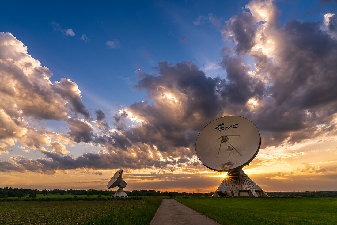 Radioteleskope der Erdfunkstelle Raisting an einem malerischen Frühlingsabend, Raisting, Oberbayern, Bayern, Deutschland
