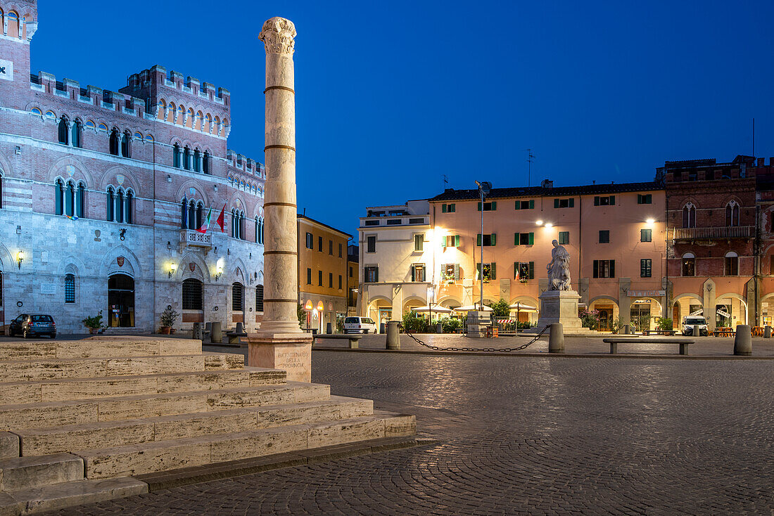 Piazza Dante, left Provincial Palace and Column Colonna Romana, right houses and restaurants, Grosseto, Tuscany, Italy