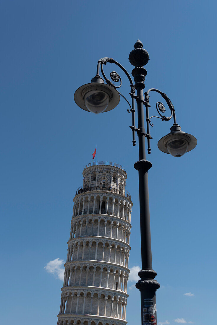 Schiefer Turm von Pisa, historische Straßenlaterne, Campo dei Miracoli, Pisa, Toskana, Italien