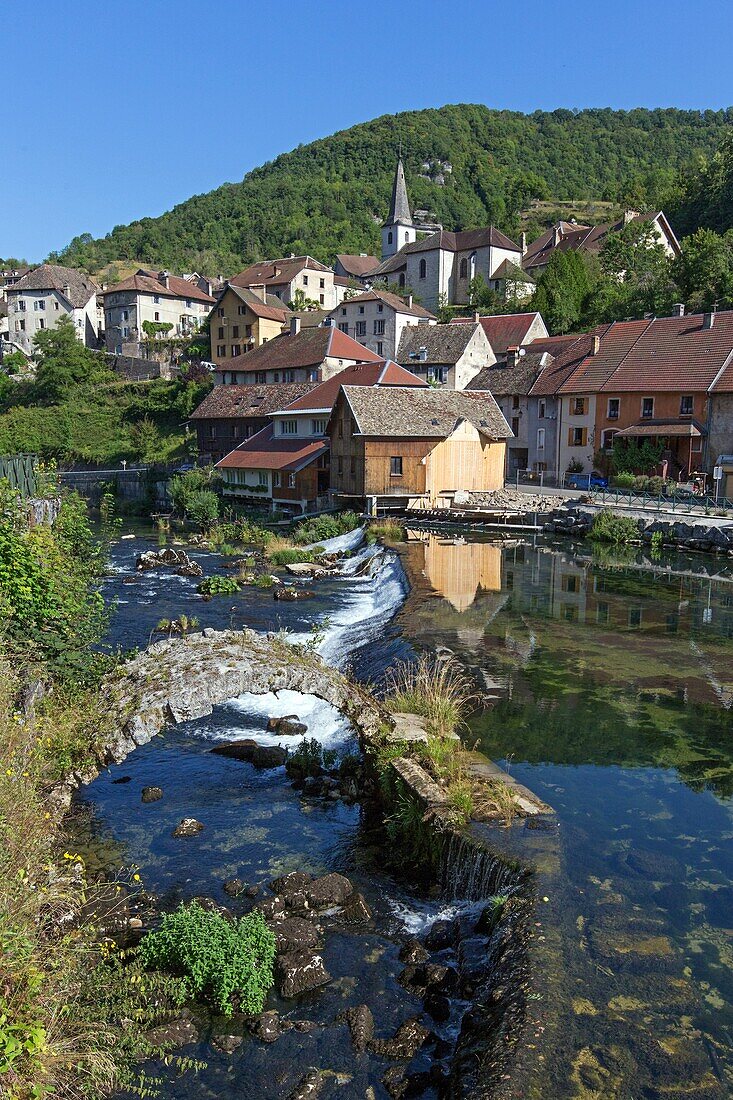 Der Fluss Doubs im Dorf Pontarlier, Bootsfahrt von Besancon zur Schweizer Grenze, Doubs, Bourgogne-Franche-Comte, Frankreich