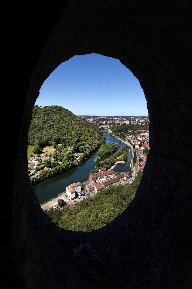 Blick von der Spitze der Zitadelle über die Stadt Besancon und den vom Fluss Doubs durchflossenen Hügel Chaudanne, Besancon, Doubs, Region Bourgogne-Franche-Comte, Frankreich