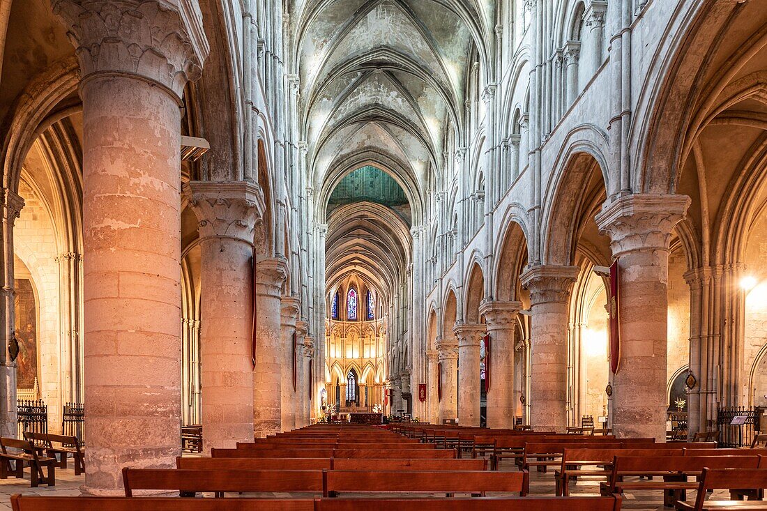 Hauptschiff und Chor, Innenraum der Kathedrale Saint-Pierre, normannisch-spitzbogiger (gotischer) Stil, Sainte-Therese wacht über die Sonntagsmesse, Lisieux, Pays d'auge, Calvados, Normandie, Frankreich