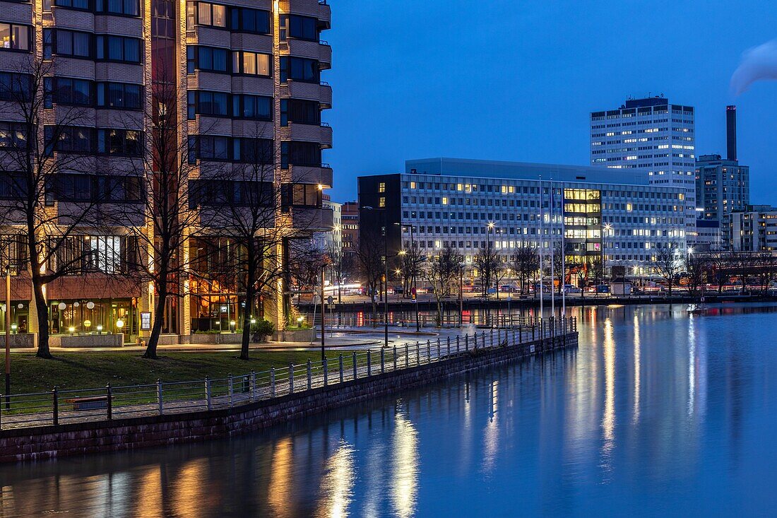 Eingang zum Hilton Hotel und das moderne Viertel von Merihaka bei Einbruch der Dunkelheit, Helsinki, Finnland, Europa