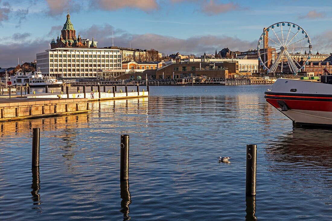Das Hafenviertel mit dem Riesenrad und dem Glockenturm der Uspenski-Kathedrale, dem Zentrum der Finnisch-Orthodoxen Kirche, Helsinki, Finnland, Europa