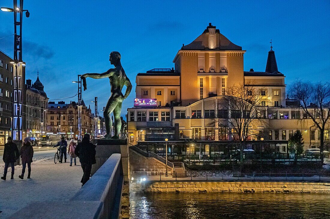 Statue von Waino Aaltonen auf der Brücke über den Tammerkoski-Fluss und das Restaurant Tillikka Oy, Nachteinbruch, Tampere, Finnland, Europa