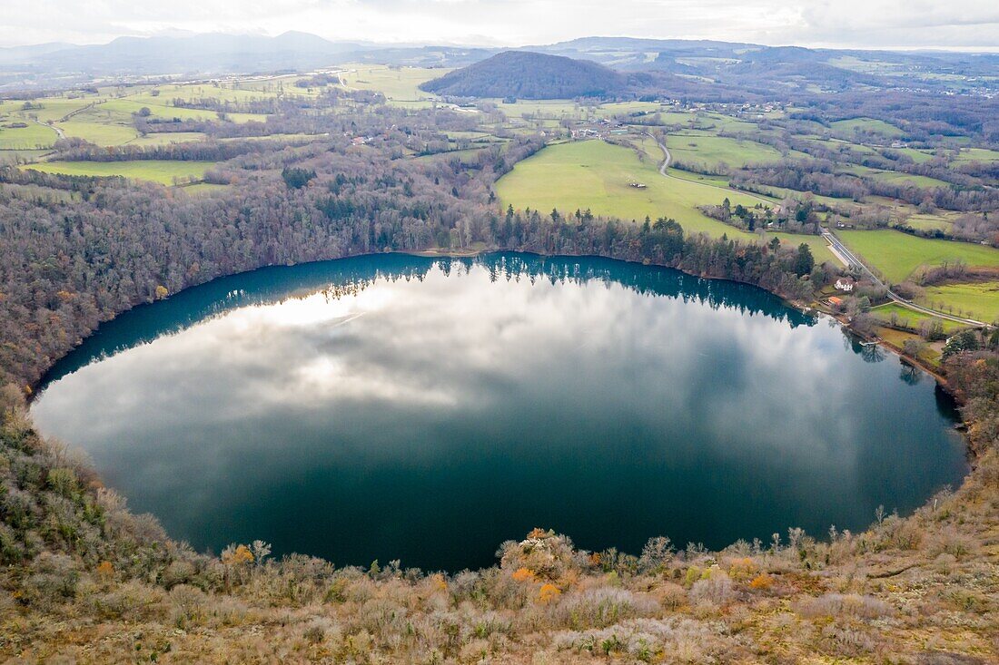 Gour De Tazenat, ein perfekter Kreis mit 700 Metern Durchmesser und 66 Metern Tiefe, der Gour De Tazenat ist ein Kratersee oder Maar mit klarem Wasser, Charbonnieres Les Vieilles, Combrailles, Puy De Dome, Auvergne