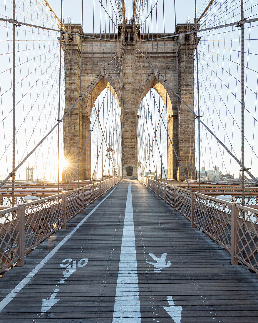 USA, NY, New York City, Brooklyn Bridge Fußweg und Radweg bei Sonnenuntergang