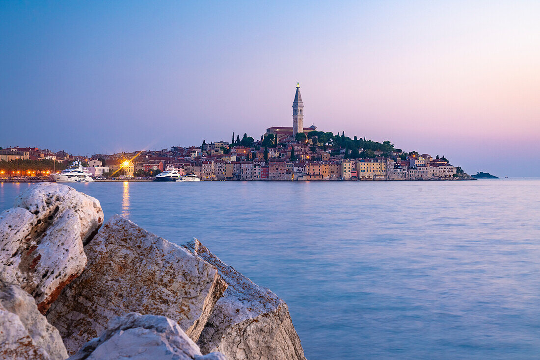 Kroatien, Istrien, Rovinj, Meer und Altstadt in der Abenddämmerung