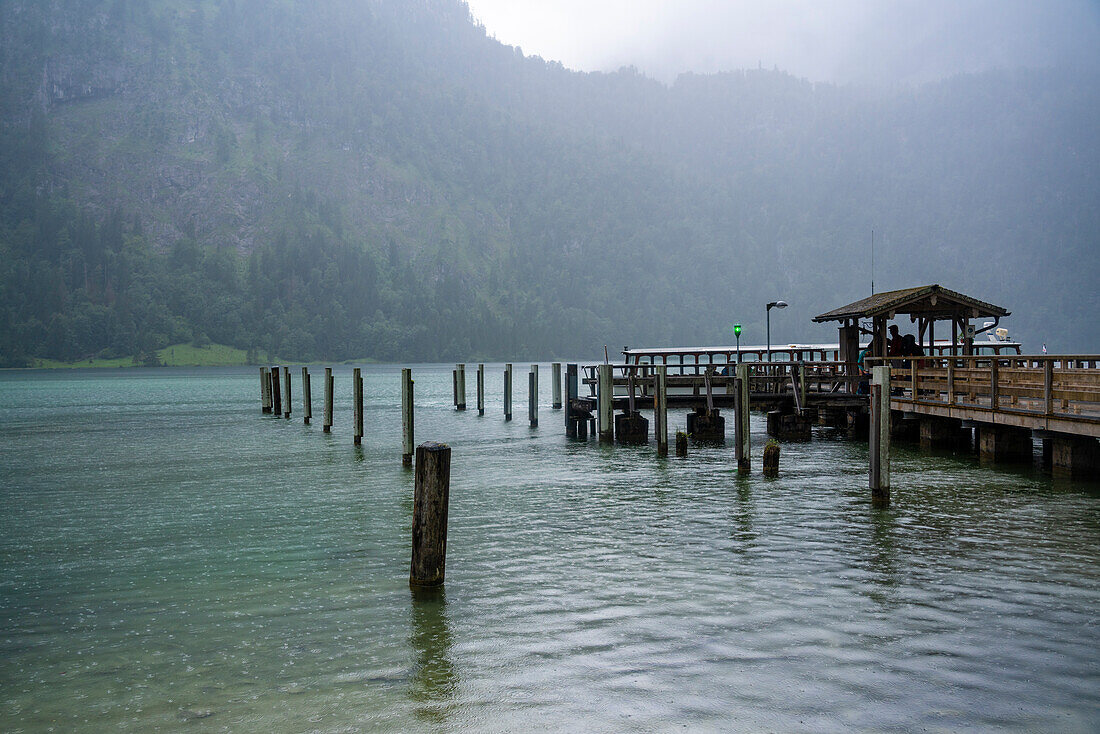 Deutschland, Bayern, Seebrücke am Königssee im Nationalpark Berchtesgaden