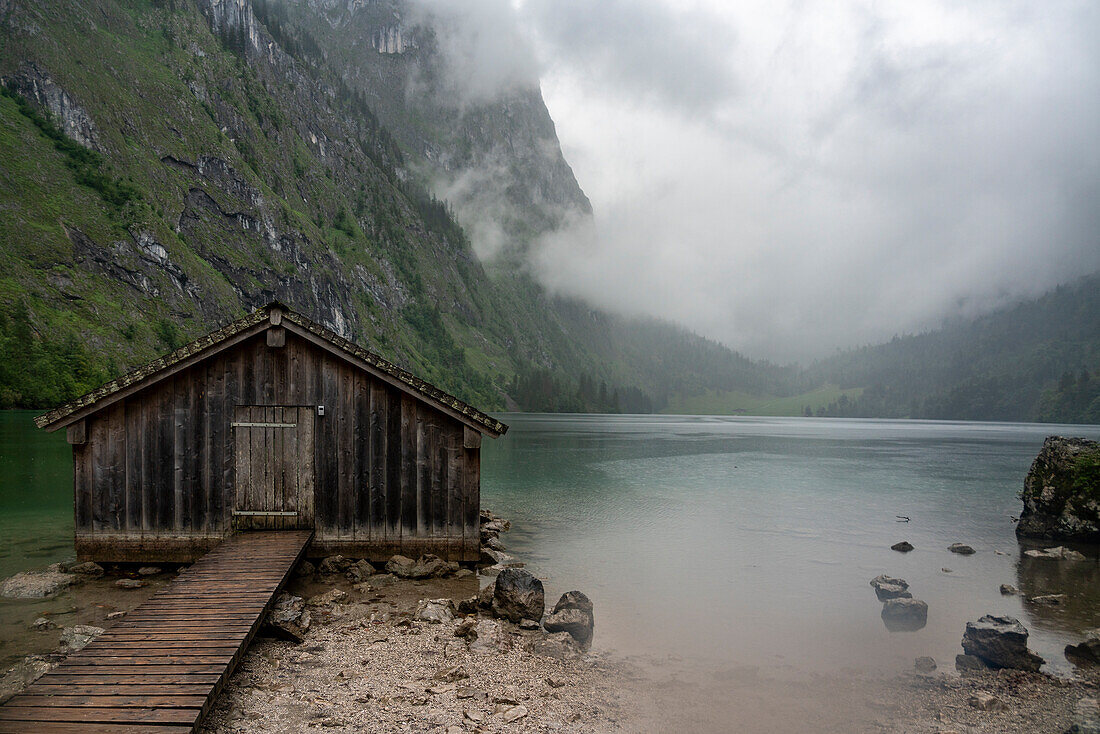 Deutschland, Bayern, Pier mit altem Holzgebäude am Obersee