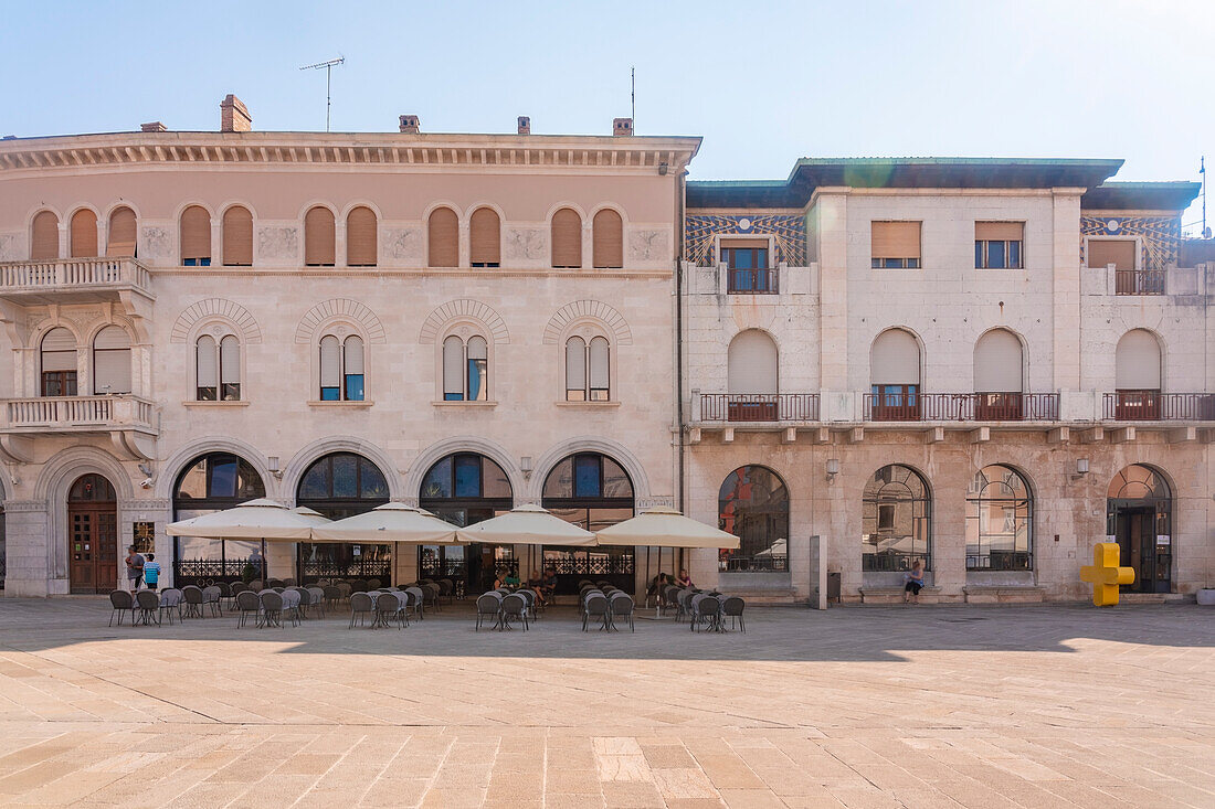 Kroatien, Istrien, Pula, Restaurant am Forumplatz in der Altstadt