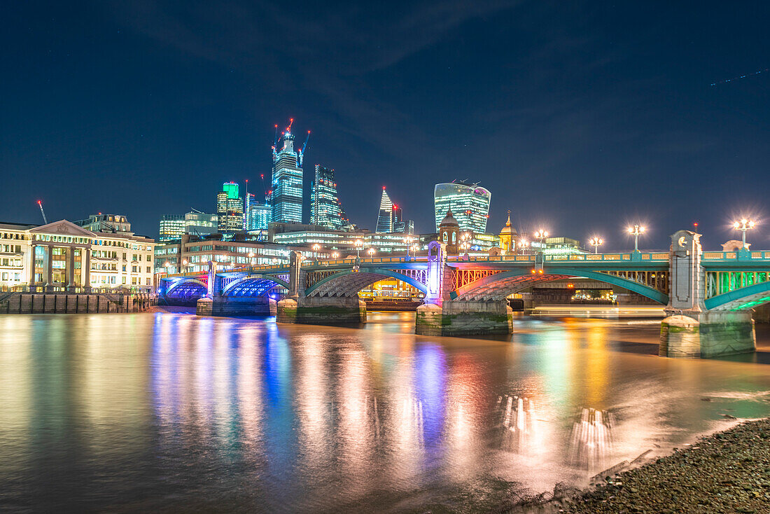 Großbritannien, London, Southwark Bridge und City of London bei Nacht