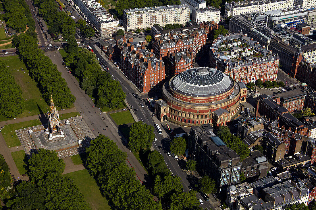 UK, London, Luftaufnahme der Royal Albert Hall und Albert Memorial in Kensington