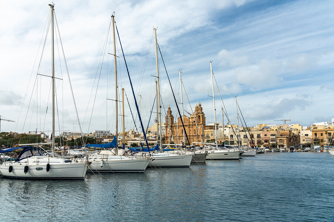 Malta, South Eastern Region, Valletta, Yachts in marina and old town