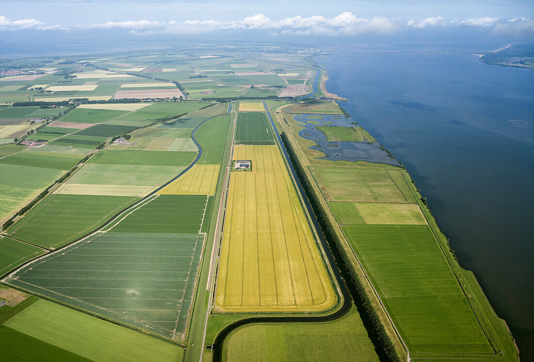 Niederlande, Zuid-Holland, Middelharnis, Luftaufnahme der ländlichen Landschaft und des Meeres