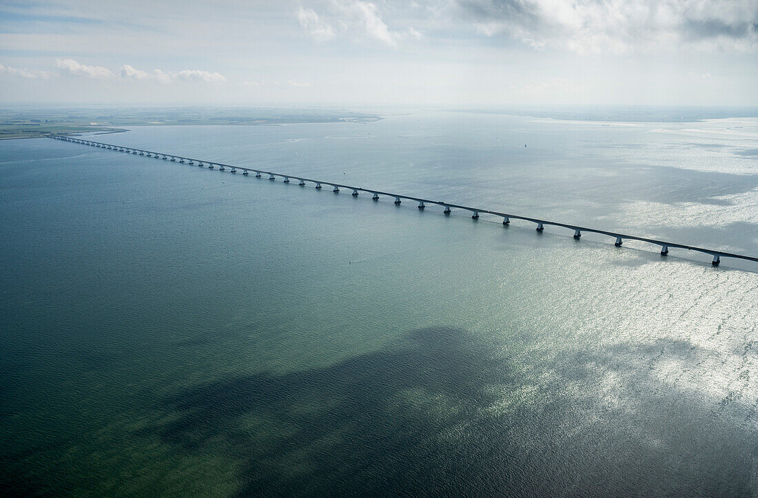 Niederlande, Zeeland, Zierikzee, Luftaufnahme der Brücke über die Bucht