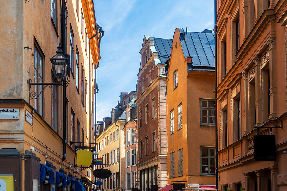 Schweden, Stockholm, Gamla Stan, schmale Gasse mit historischen Häusern