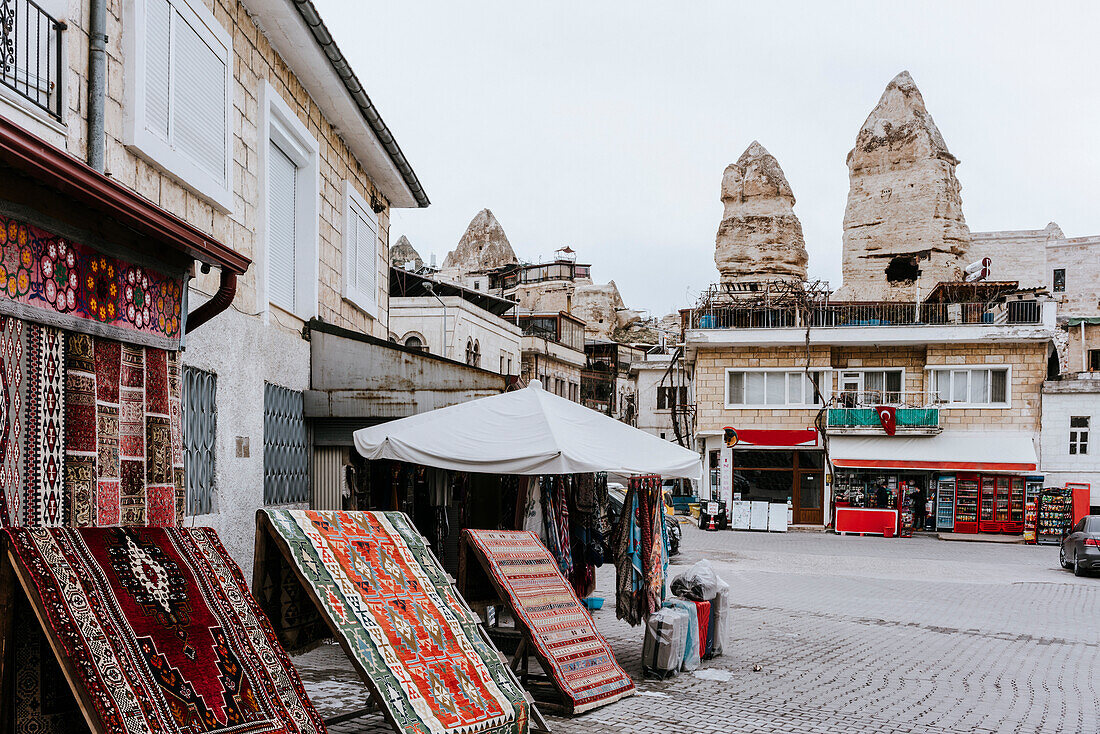 Türkei, Kappadokien, Göreme, handgefertigte Teppiche zum Verkauf im Dorf