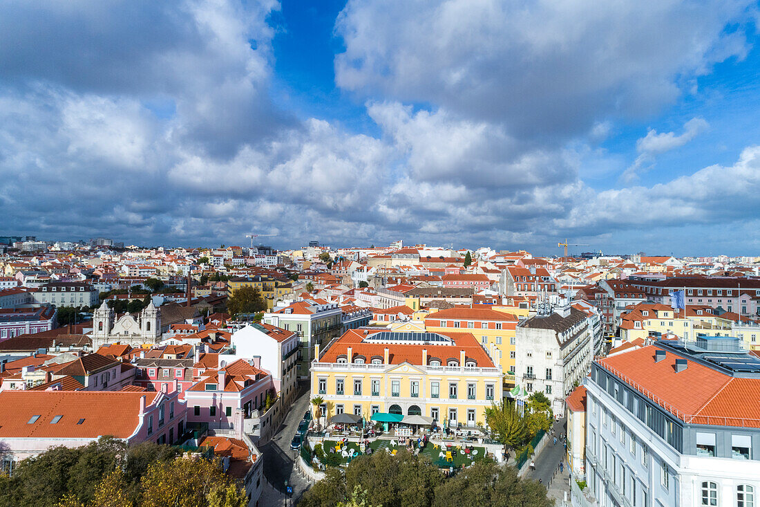 Portugal, Lissabon, erhöhte Ansicht von Mehrfamilienhäusern