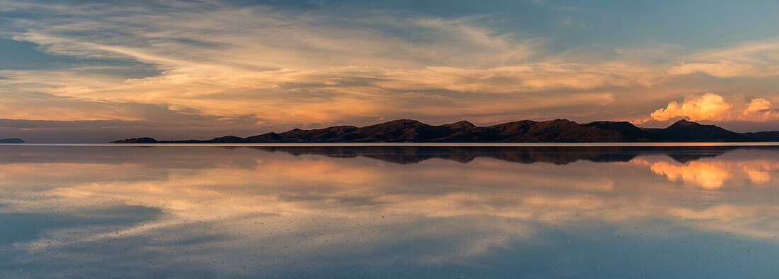 Bolivia, Salar de Uyuni salt flat at sunrise