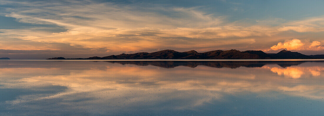 Bolivien, Salzsee Salar de Uyuni bei Sonnenaufgang