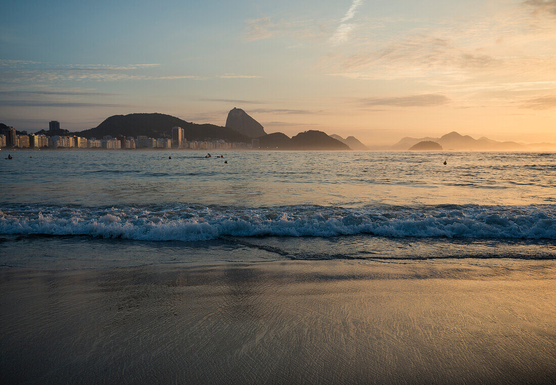Brazil, Rio de Janeiro, Copacabana beach at dawn