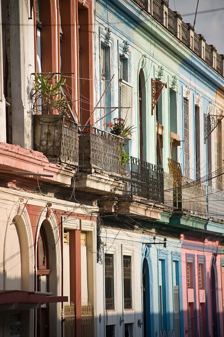 Kuba, Havanna, bunte Fassaden der alten Stadtgebäude