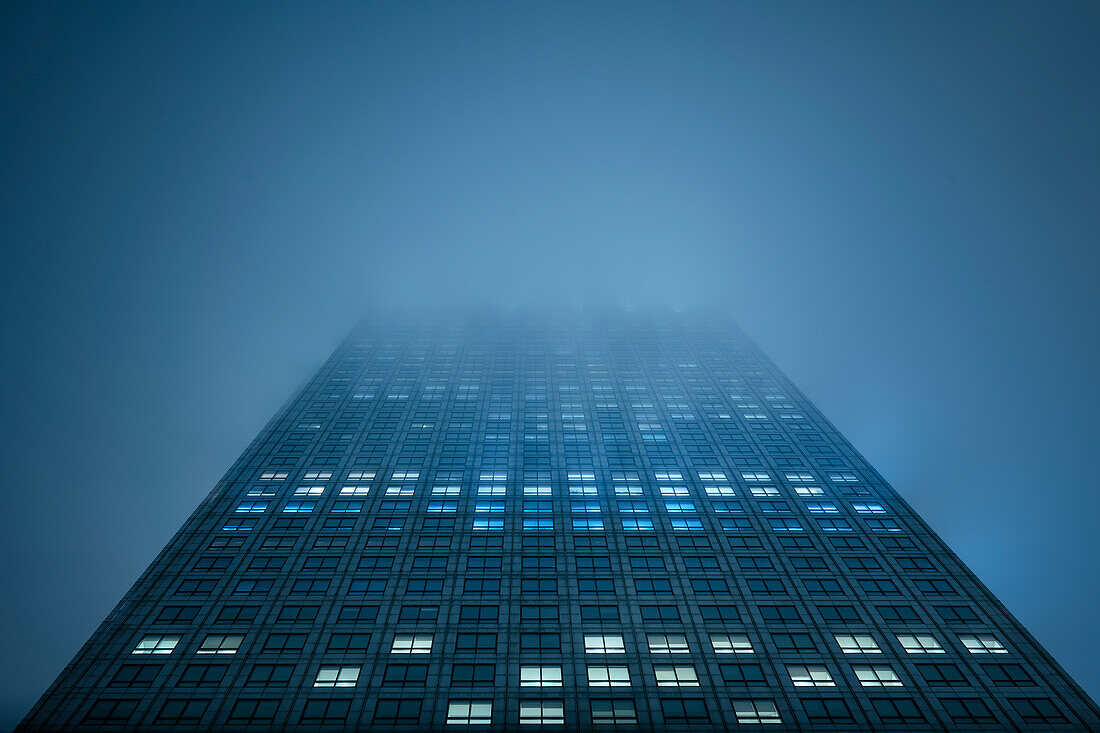 UK, London, HSBC Tower im Nebel in der Abenddämmerung von unten gesehen