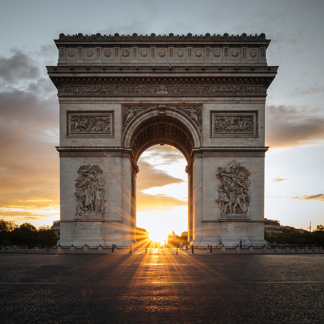 Frankreich, Paris, Arc de Triomphe bei Sonnenuntergang
