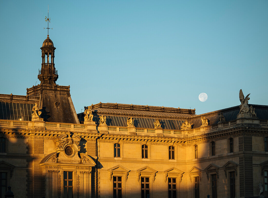 Frankreich, Paris, Exterieur des Louvre-Museums im Morgengrauen