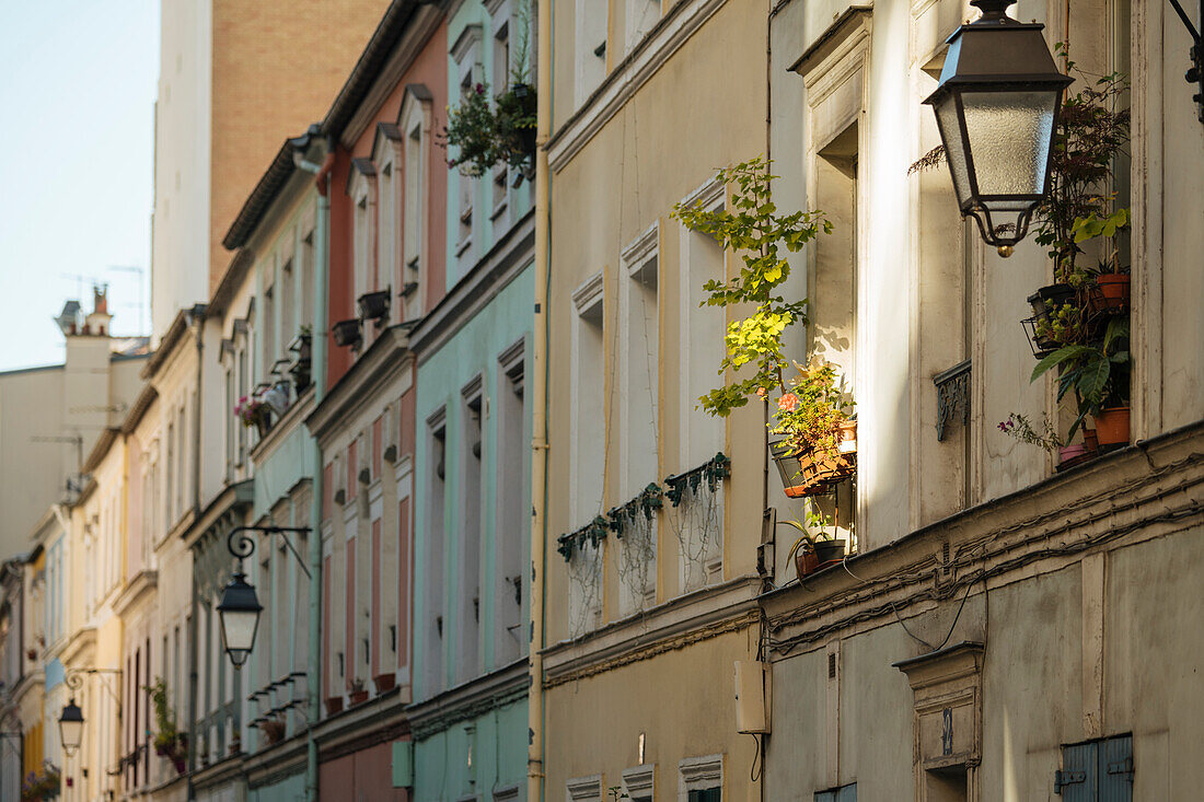 Frankreich, Paris, Fassaden der alten Stadthäuser in der Rue Cramieux