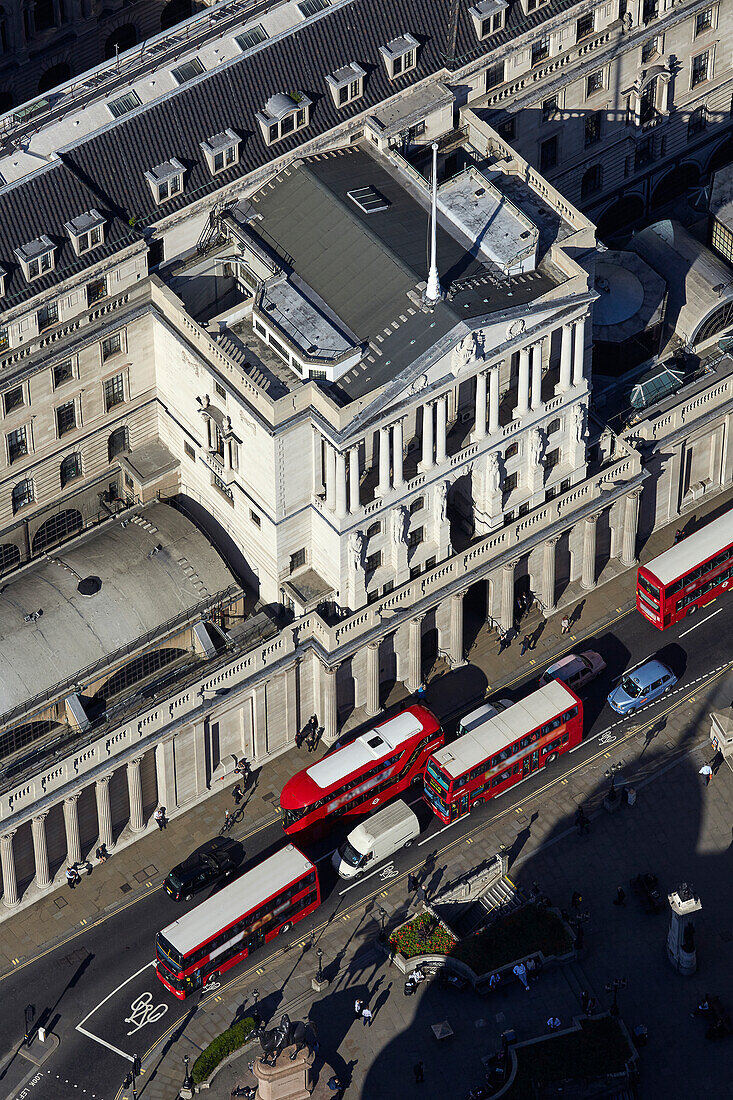 Großbritannien, London, Luftaufnahme der Bank of England und Busse auf der Straße