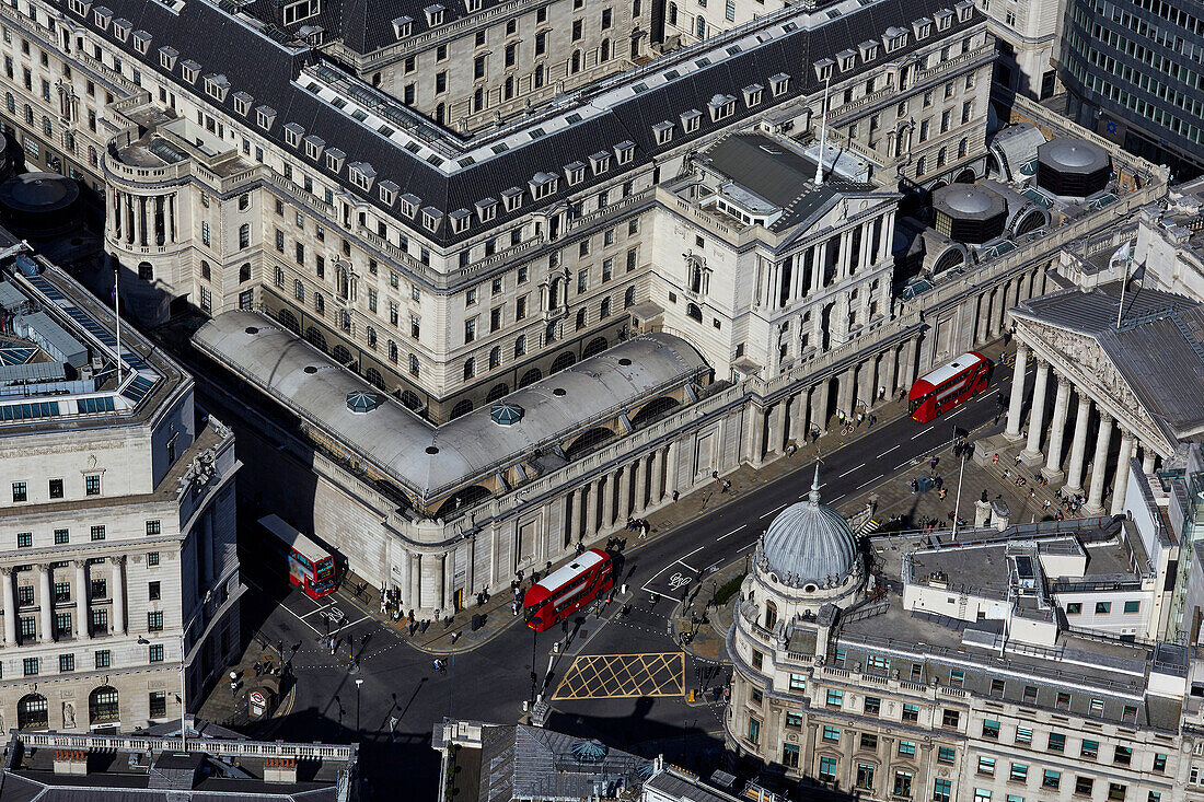 Großbritannien, London, Luftaufnahme der Bank of England und Busse auf der Straße