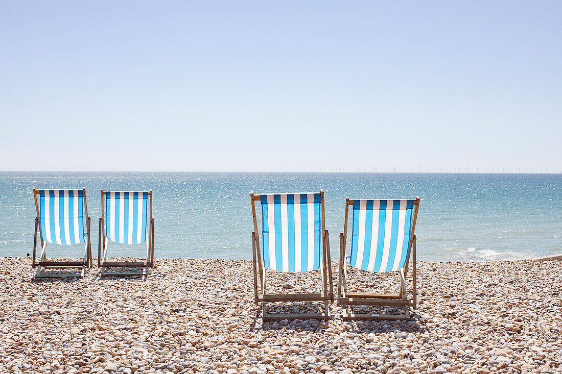 UK, Brighton, Liegestühle am Strand