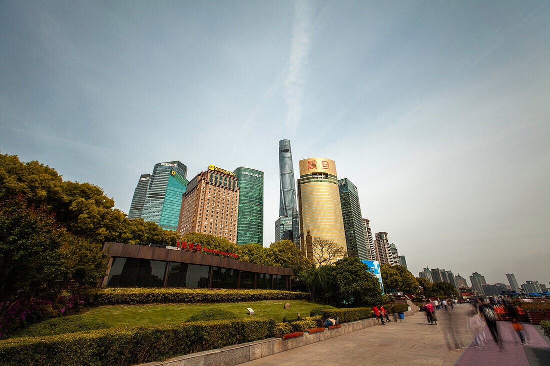 Außenansicht von modernen Wolkenkratzern, Restaurant und Bank in Shanghai