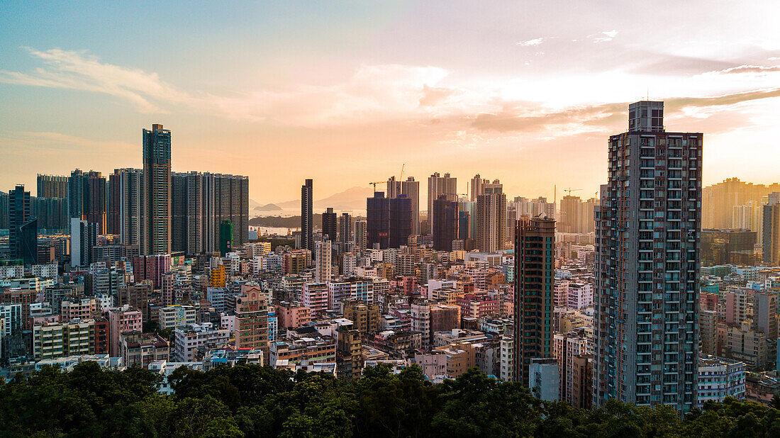 Blick auf das moderne überfüllte Stadtbild mit Wohngebäuden in Hongkong