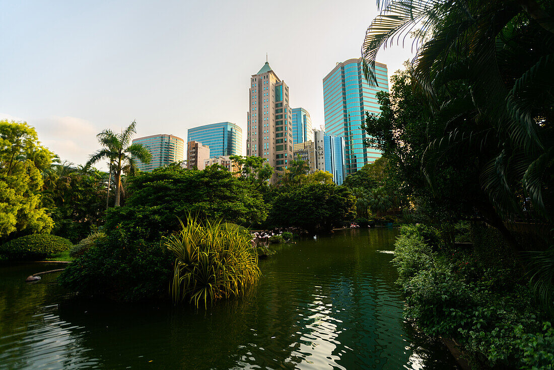 Blick auf den Kowloon Park mit modernen Wolkenkratzern