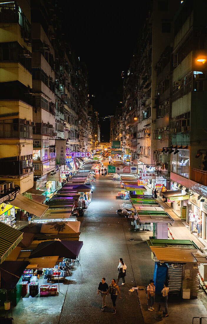 Stadtstraße mit lokalen Marktständen in der Nacht in Hongkong